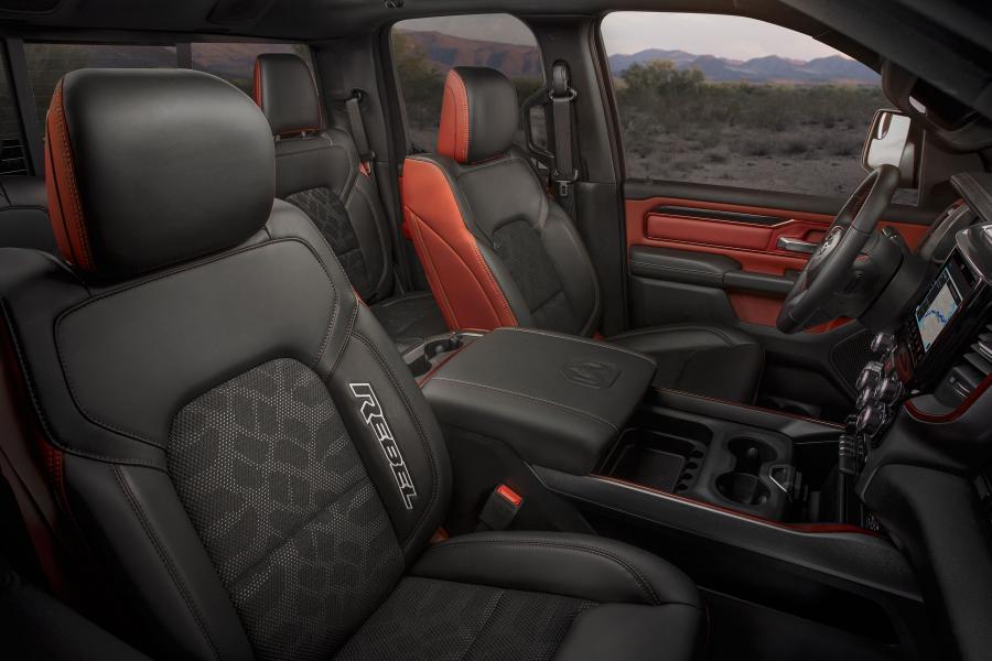 Интерьер Dodge Ram 1500 Rebel Quad Cab (DT) 2018 года  (фото 9 из 36)
